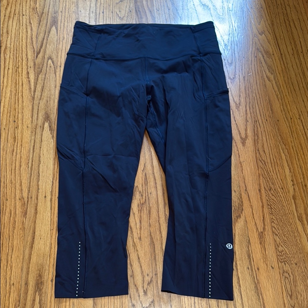 Lululemon Athletica Navy Blue Capri Leggings with Reflective Dots & Side Pockets